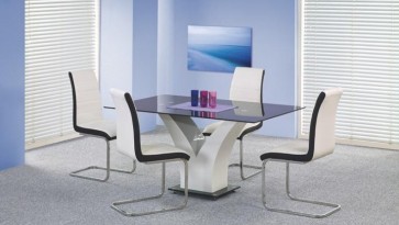 Nierozkładany stół na jednej nodze z blatem szklanym i dwukolorowe krzesła na płozach
