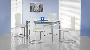 Białe pikowane krzesła z ekoskóry w towarzystwie szklanego stołu z rozkładanym blatem