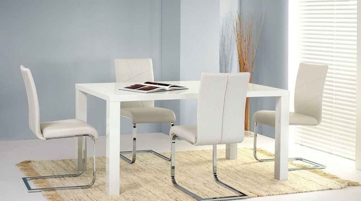 Biały stół lakierowany w wysokim połysku i krzesła na płozach tapicerowane sztuczną skórą
