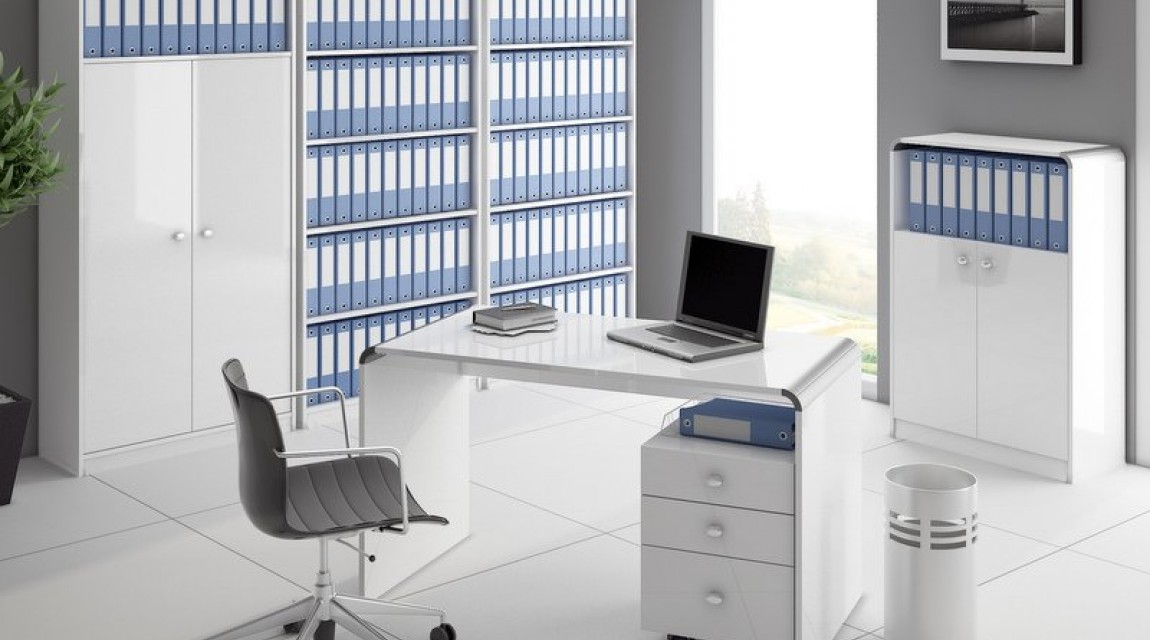 Zestaw białych mebli w wysokim połysku w ekskluzywnym biurze z szarymi ścianami i białymi płytkami na podłodze
