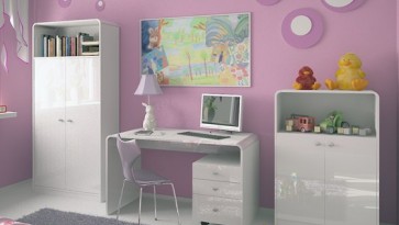 Pokój dziewczęcy z różowymi ścianami i zestawem mebli biurowych w wysokim połysku