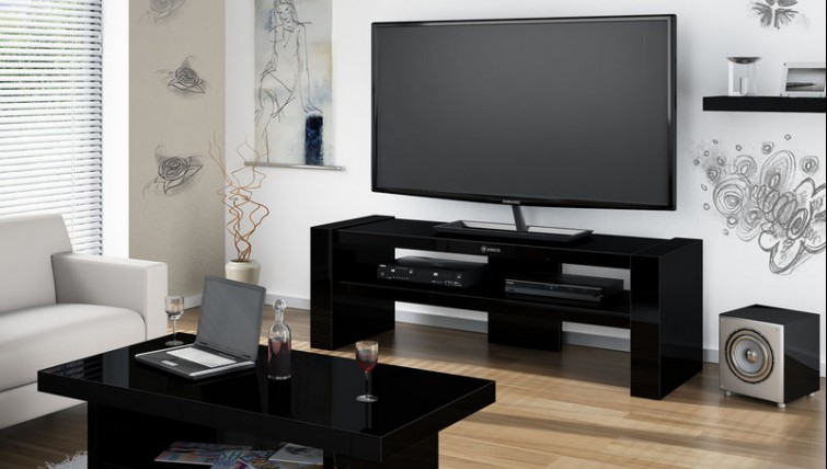 Czarny stolik RTV z półką na sprzęt audio-video w nowoczesnym salonie z białymi, zdobionymi ścianami