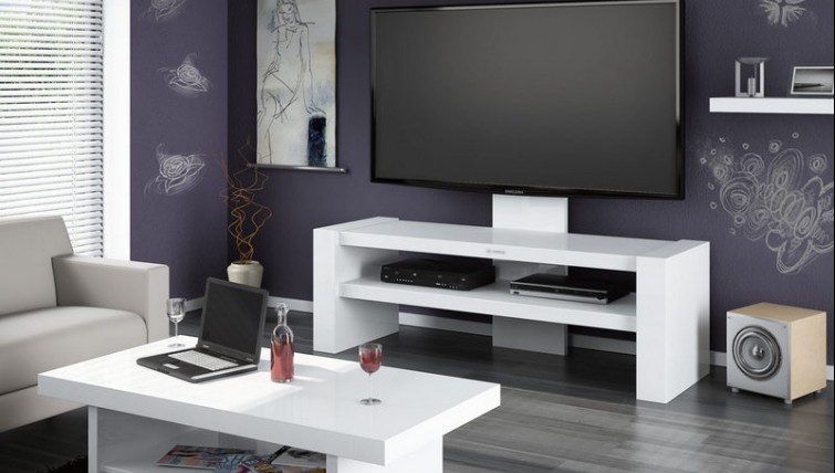 Biały stolik RTV z uchwytem do mocowania telewizora i półkami na sprzęt grający w salonie z drewnianą podłogą