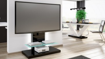 Czarny stolik RTV z uchwytem do zawieszenia TV i szklaną półką z oświetleniem LED w salonie połączonym z jadalnią