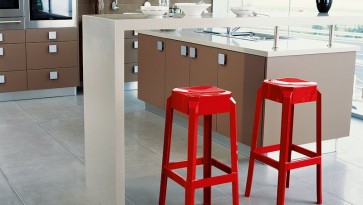 Wysokie stołki kuchenne bez oparcia z tworzywa sztucznego przy aneksie w nowoczesnej kuchni