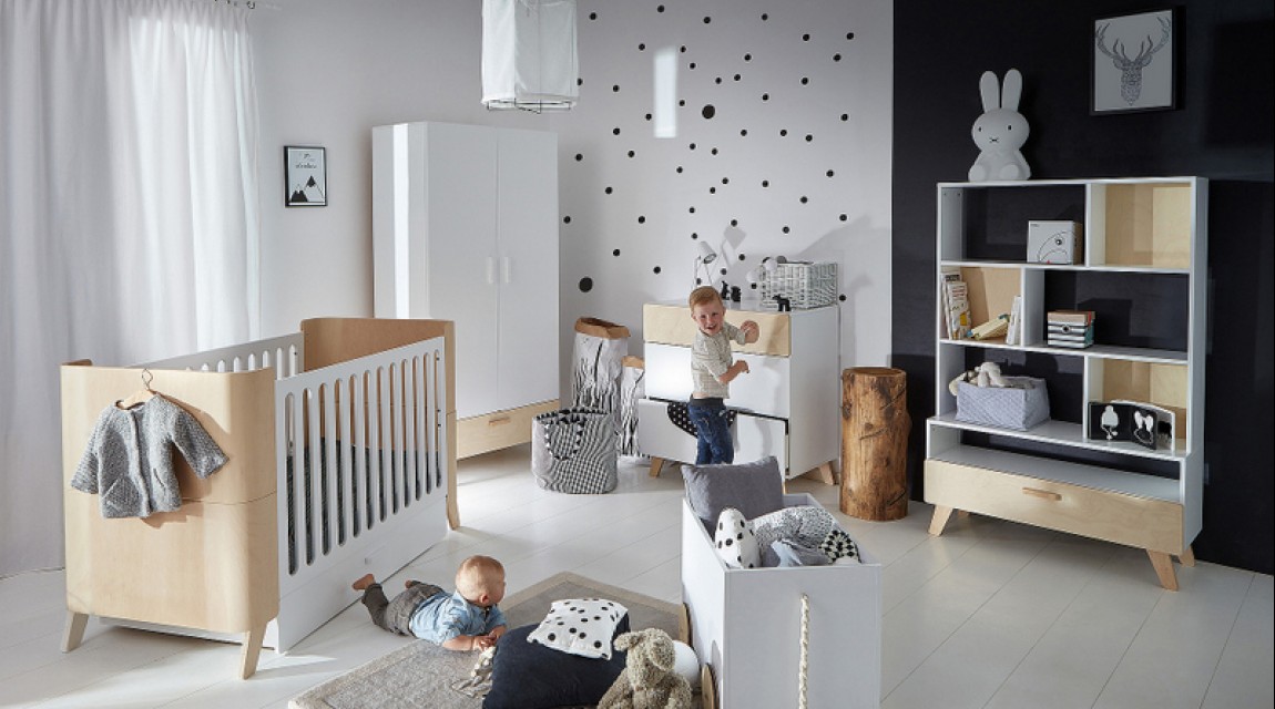 Zestaw mebli w stylu skandynawskim z łóżeczkiem z funkcją tapczanika i skrzynią na zabawki w dużym pokoju dziecięcym