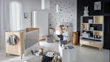 Zestaw mebli w stylu skandynawskim z łóżeczkiem z funkcją tapczanika i skrzynią na zabawki w dużym pokoju dziecięcym