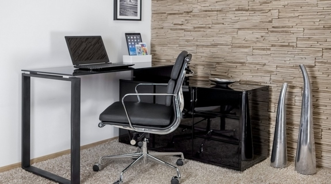 Czarne biurko z szafką w wysokim połysku oraz obrotowe tapicerowane krzesło