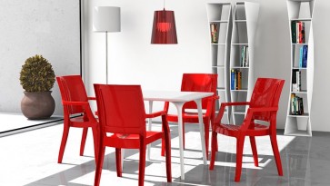 Czerwone designerskie krzesła z tworzywa sztucznego z podłokietnikami uzupełnieniem białego stołu na czterech nogach
