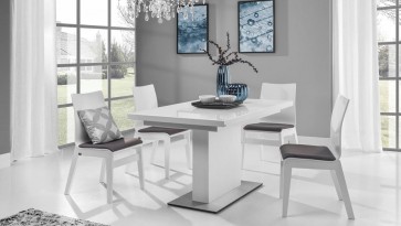 Rozkładany stół lakierowany w kolorze białym i drewniane krzesła z tapicerowanym siedziskiem