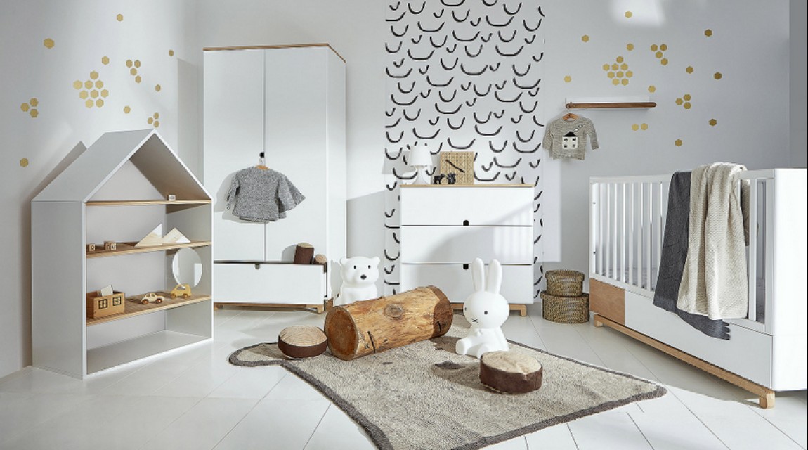 Skandynawski zestaw mebli z łóżeczkiem z funkcją tapczanika i regałem w kształcie domku w pokoju niemowlaka
