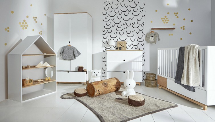 Skandynawski zestaw mebli z łóżeczkiem z funkcją tapczanika i regałem w kształcie domku w pokoju niemowlaka