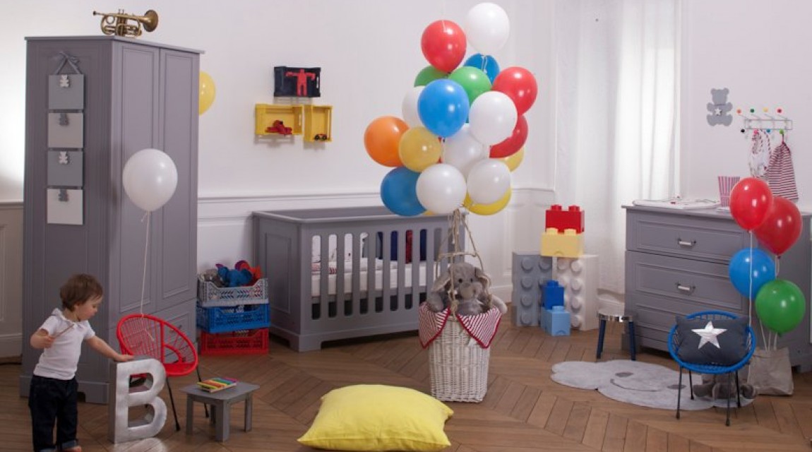 Zestaw mebli w kolorze szarym z łóżeczkiem i dwudrzwiową szafą na ubranka w pokoju dla dziecka