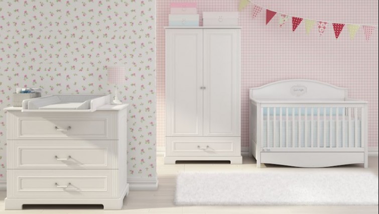 Zestaw mebli w kolorze białym z wielofunkcyjnym łóżeczkiem w pokoju dla dziewczynki z różowymi ścianami i dodatkami