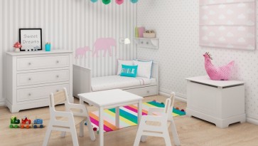 Zestaw białych mebli dziecięcych z łóżkiem i komodą w pokoju dla dziewczynki z różowymi dodatkami