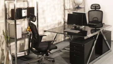 Obrotowe krzesła na kółkach oraz biurka z blatem ze szkła hartowanego i metalowe kontenerki z szufladami
