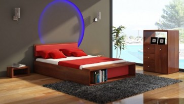 Komplet sosnowych mebli do sypialni wyposażonych w łóżko z ławeczką i tapicerowanym wezgłowiem