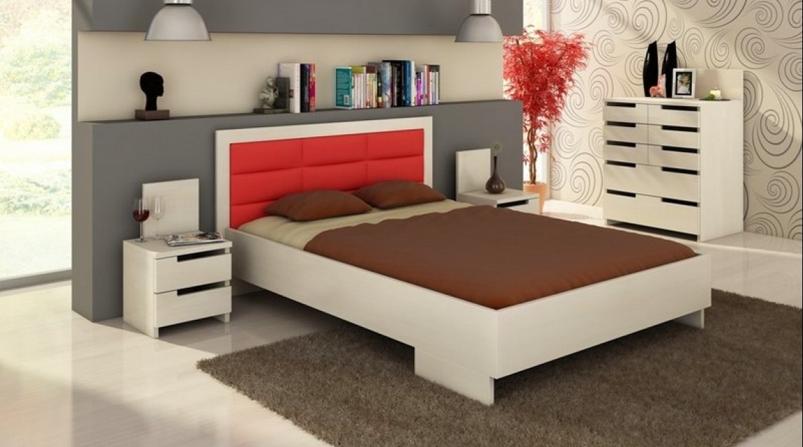 Łóżko z wysokim tapicerowanym wezgłowiem oraz komoda z ośmioma szufladami i białe szafki nocne