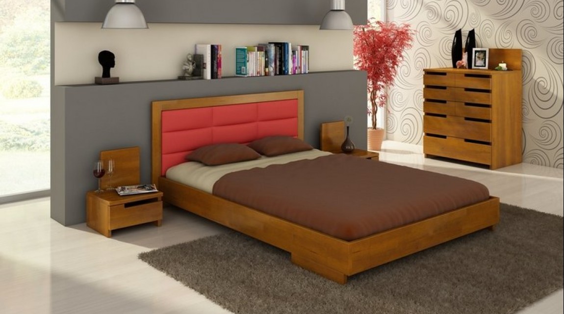 Sosnowe meble do sypialni z pojemną komodą oraz łóżkiem z tapicerowanym wezgłowiem