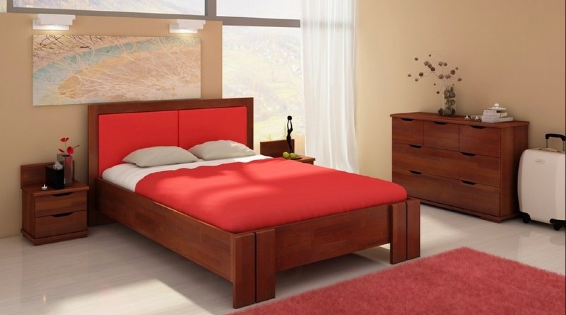 Bukowe łóżko z tapicerowanym wezgłowiem oraz szafki nocne z dwiema szufladami