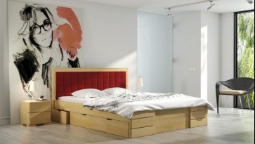 Wysokie łóżko z tapicerowanym wezgłowiem i pojemnymi szufladami oraz szafki nocne z litego drewna sosnowego