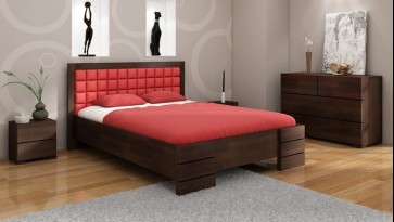 Sosnowe łóżko z pikowanym wezgłowiem oraz szafki nocne i komoda z pojemnymi szufladami