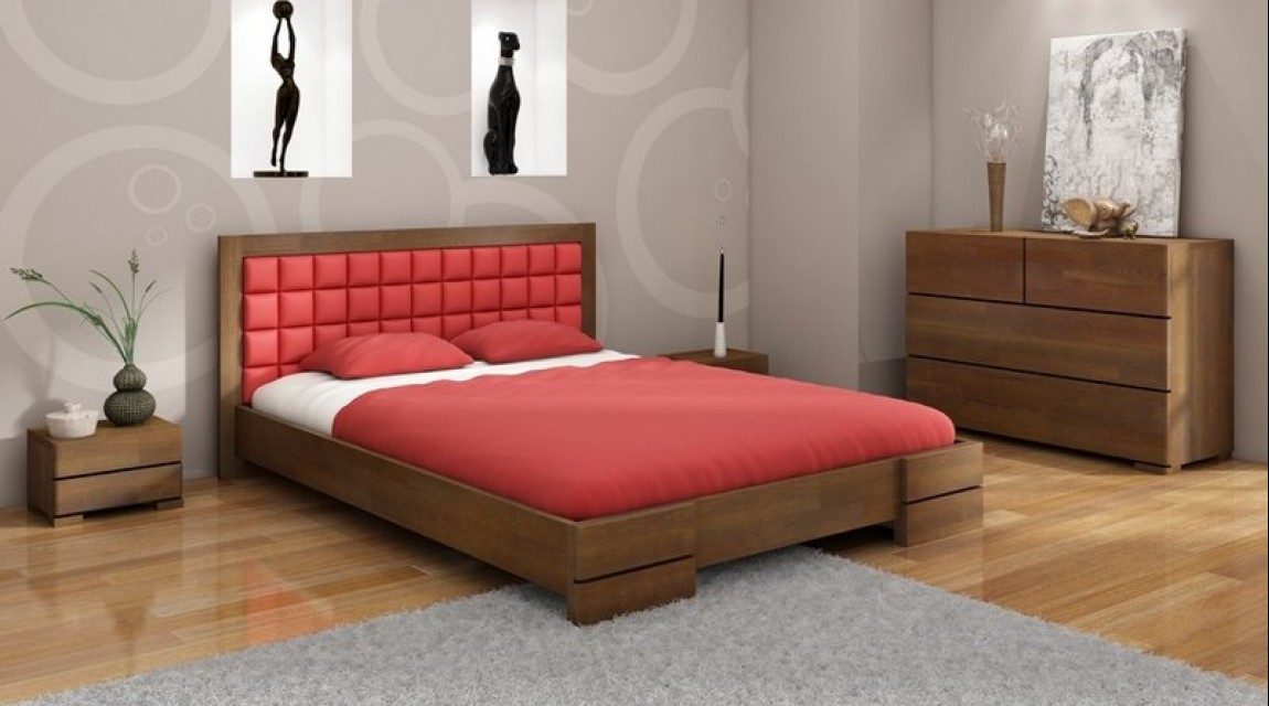 Komoda z pojemnymi szufladami oraz łóżko z drewna sosnowego z tapicerowanym ekoskórą wezgłowiem