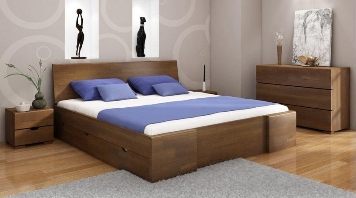 Bukowe meble do sypialni z komodą szafkami nocnymi oraz wysokim łóżkiem z pojemnymi szufladami