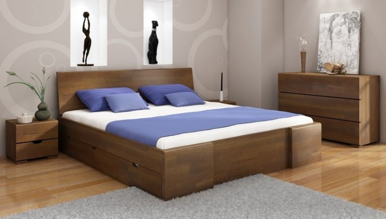 Bukowe meble do sypialni z komodą szafkami nocnymi oraz wysokim łóżkiem z pojemnymi szufladami