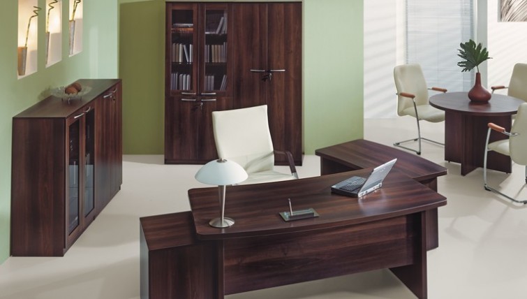 Duży zestaw mebli do biura z biurkami i kontenerkiem oraz szafami i okrągłym stolikiem kawowym