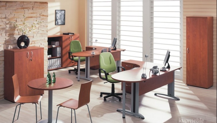 Zestaw mebli pracowniczych z biurkami narożnymi oraz szafami na dokumentację biurową i stolikiem kawowym
