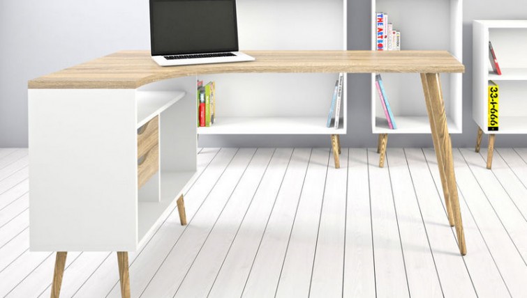 Biurko narożne w stylu skandynawskim w domowym gabinecie z białą podłogą i jasnymi ścianami