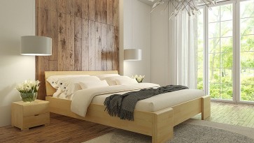 Wysokie łóżko z drewna sosnowego oraz szafki nocne z dwiema szufladami