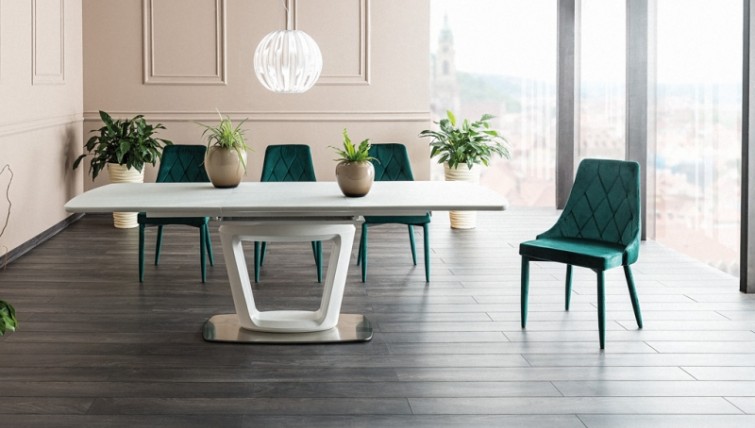 Biały stół z rozkładanym blatem na podstawie z tworzywa sztucznego i turkusowe pikowane krzesła