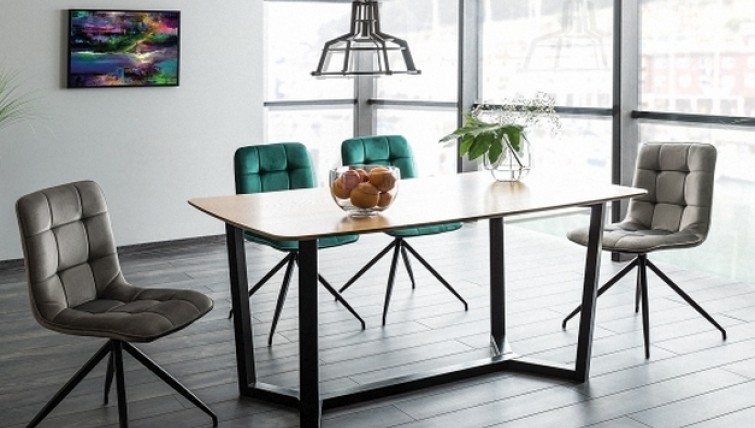 Nierozkładany stół w stylu industrialnym i tapicerowane krzesła na giętych metalowych nogach