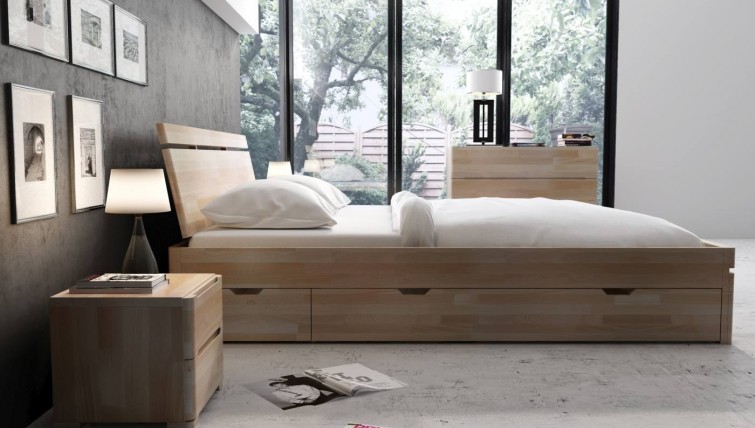 Bukowe łóżko z czterema szufladami na pościel oraz komoda i szafki nocne w naturalnym odcieniu drewna