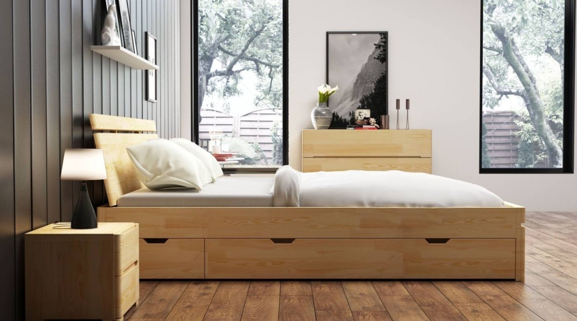 Łóżko z wysokim wezgłowiem i szufladami na kółkach umożliwiającymi przechowywanie pościeli oraz komoda i szafki nocne z drewna sosnowego