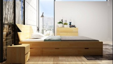 Sosnowy zestaw mebli do sypialni w formie łóżka z miejscem na przechowywanie pościeli oraz komody i szafek nocnych z szufladami