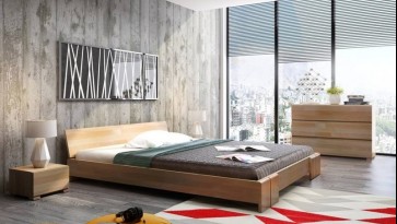 Niskie łóżko z zagłówkiem, szafki nocne oraz oraz komoda z trzema szufladami w naturalnym odcieniu drewna bukowego