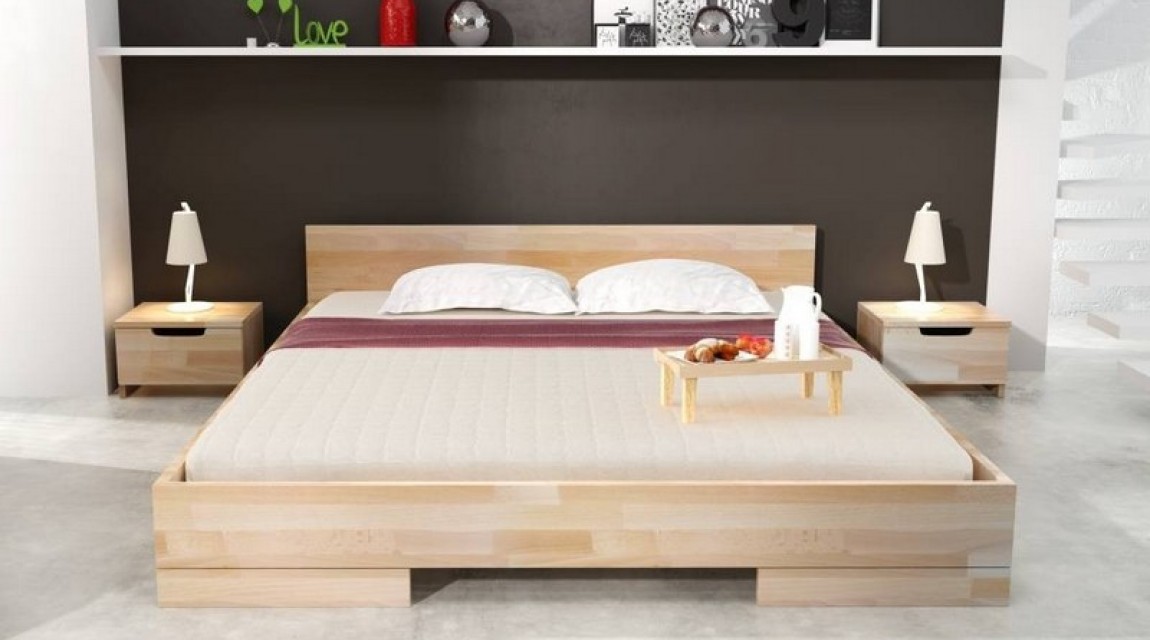 Niskie łóżko z wezgłowiem z drewna bukowego oraz szafki nocne z pojemną szufladą