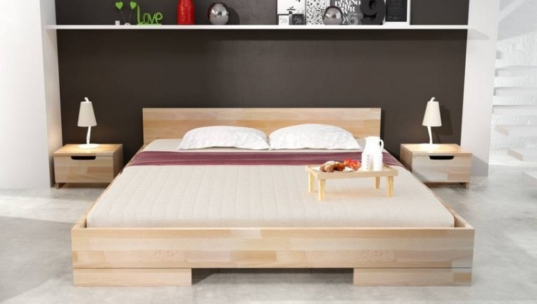 Niskie łóżko z wezgłowiem z drewna bukowego oraz szafki nocne z pojemną szufladą