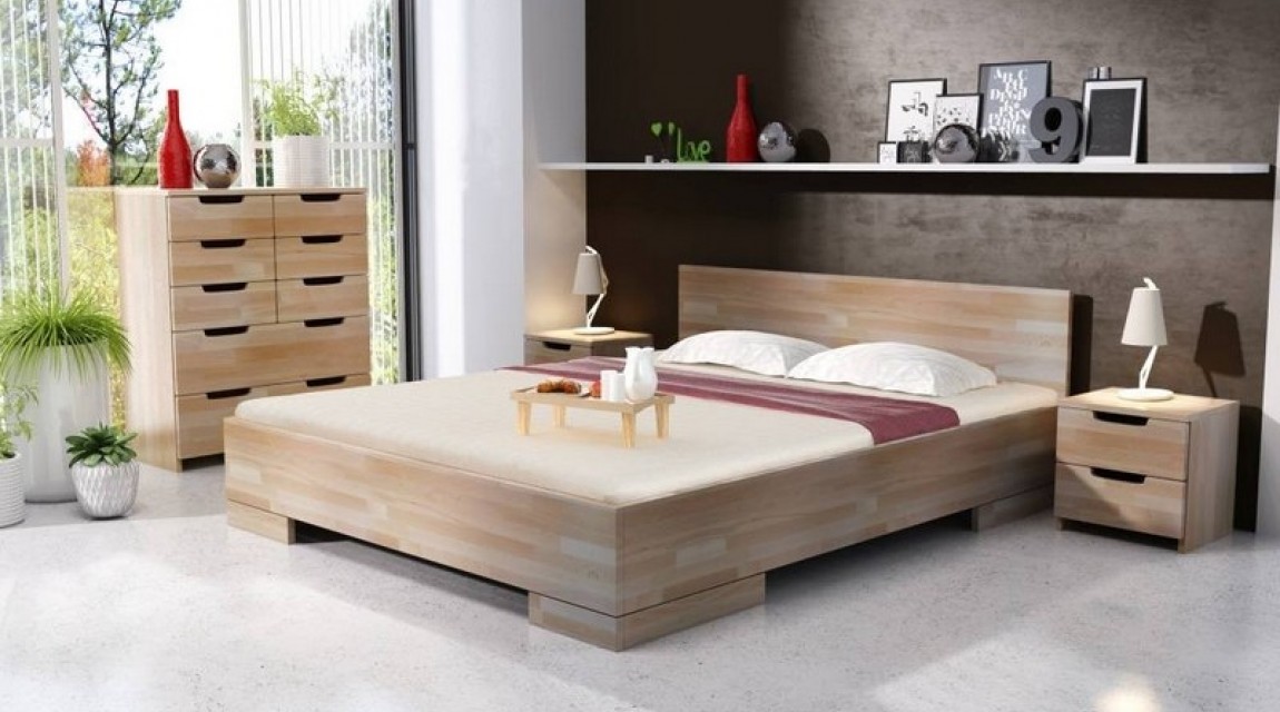 Bukowe łóżko z miejscem do przechowywania pościeli oraz komoda i szafki nocne z pojemnymi szufladami