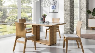 Rozkładany stół ze szklaną nakładką na blacie i drewniane krzesła z tapicerowanym siedziskiem