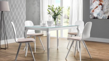 Biały stół z blatem ze szkła hartowanego oraz krzesła z drewna bukowego z tapicerowanym siedziskiem