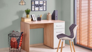 Biurko z szufladą i szafką oraz pikowane krzesło na drewnianych nogach w pokoju młodzieżowym z oknem i żaluzjami