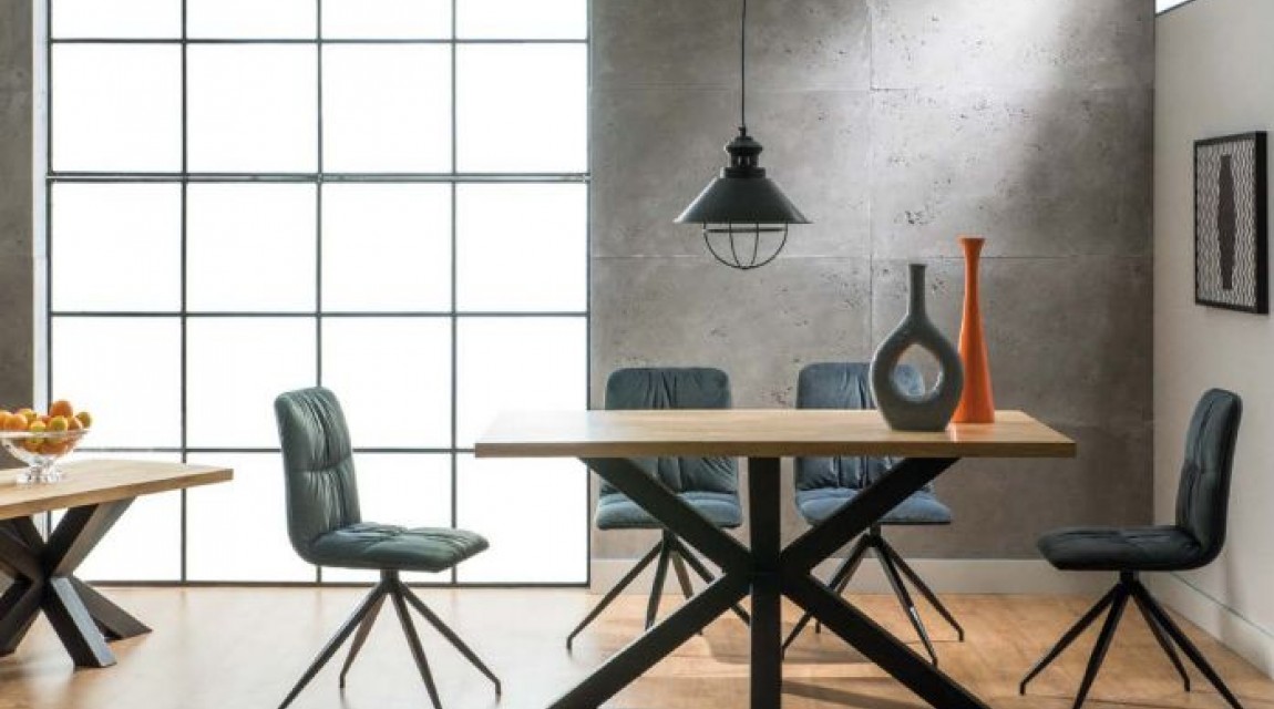 Stół w stylu industrialnym z drewnianym blatem na metalowej podstawie oraz obrotowe tapicerowane krzesła
