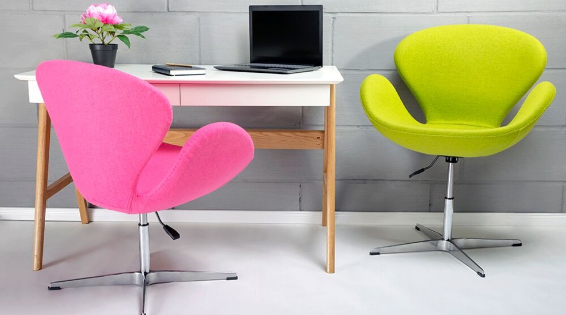 Kolorowe fotele obrotowe oraz biurko z szufladami i podstawą z drewna dębowego
