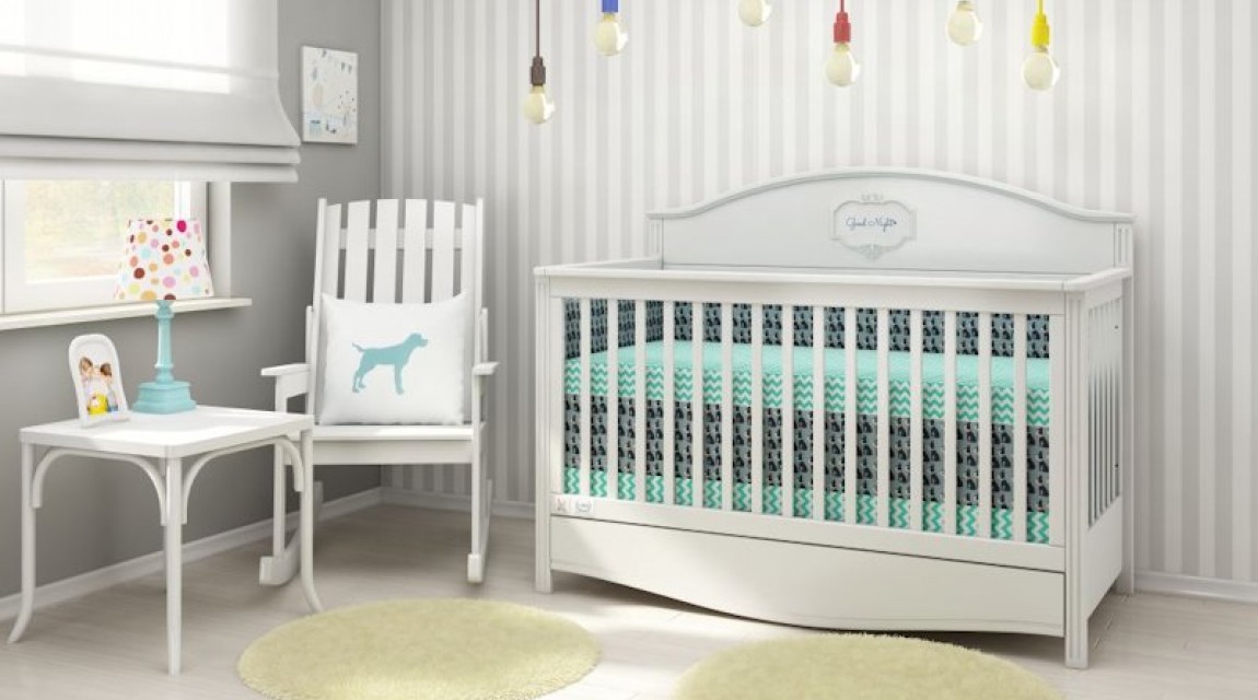 Pokój niemowlęcy z drewnianym krzesłem bujanym do karmienia i łóżeczkiem z funkcją sofy