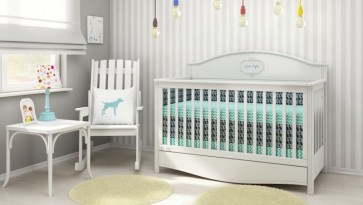 Pokój niemowlęcy z drewnianym krzesłem bujanym do karmienia i łóżeczkiem z funkcją sofy