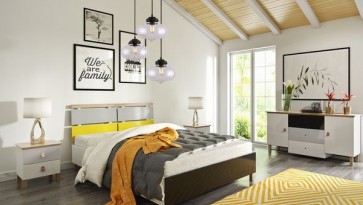 Komoda i szafki nocne z kolorowymi frontami oraz łóżko na wysokich nóżkach i szklana lampa wisząca